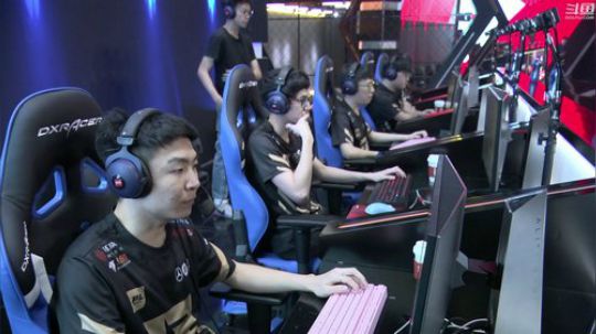 黑板君爱喝酸奶发布了一个斗鱼视频2019-06-23