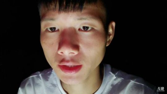 我在斗鱼看叶子户外直播户外