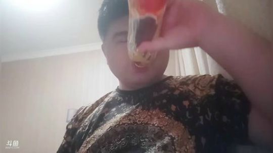 我在斗鱼看做个疯子直播户外