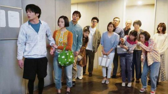 公寓里一共住了近35人，竟有13个杀人犯，所有人都随时会被杀