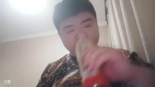 我在斗鱼看做个疯子直播户外