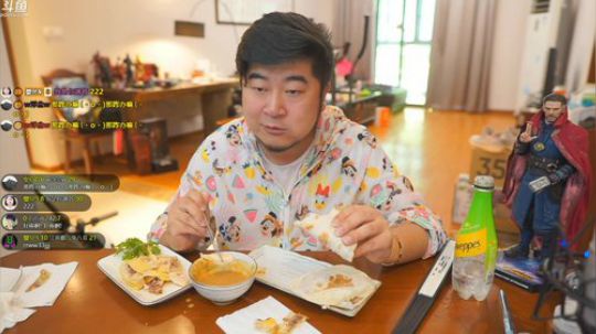 大哥的日子过得真滋润。