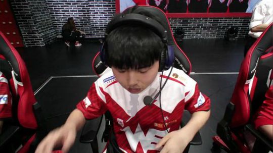 HHHISHHH发布了一个斗鱼视频2019-06-29