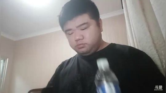 我在斗鱼看做个疯子直播户外