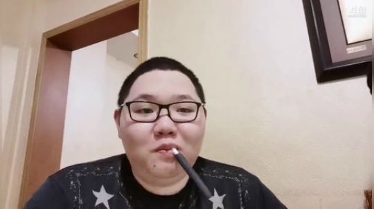 我在斗鱼看即将拥有人鱼线的PDD直播英雄联盟