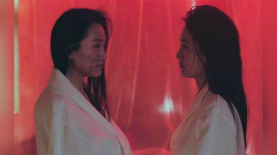 女子是个蚯蚓精，只要把自己切成两截，就可以分身成两个人