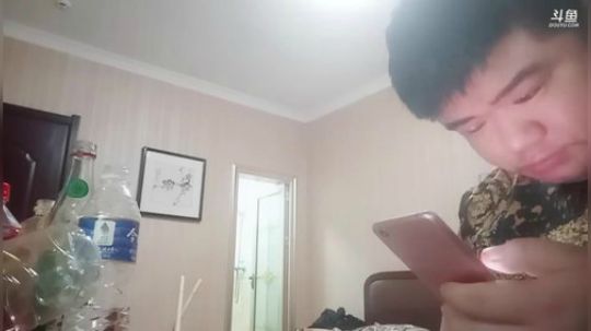 我在斗鱼看做个疯子直播户外