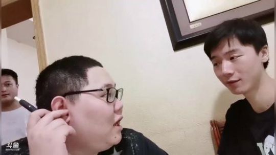 我在斗鱼看即将拥有人鱼线的PDD直播英雄联盟