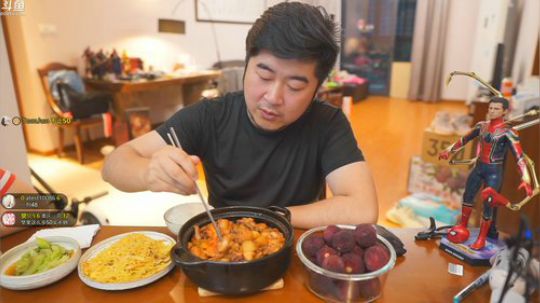 一起吃黄焖鸡