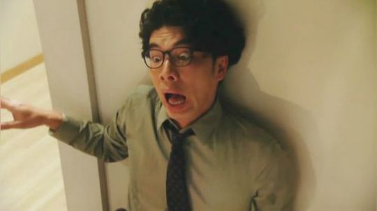 独居男子回家发现洗衣机在动，打开一看，里面的东西把他吓瘫在地