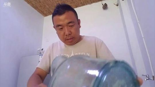 我在斗鱼看主播小黑亮亮直播美食