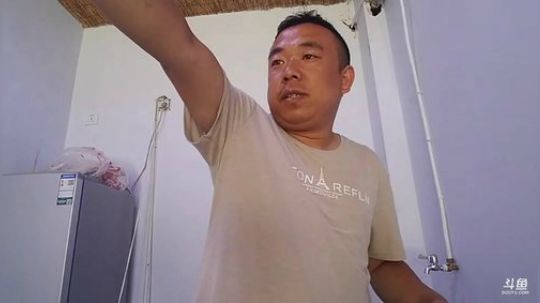 我在斗鱼看主播小黑亮亮直播美食