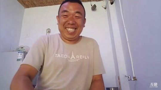 我在斗鱼看主播小黑亮亮直播美食