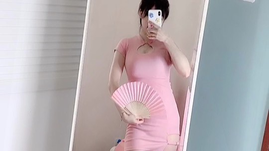 我妈说穿旗袍要有三翘才好看呢！