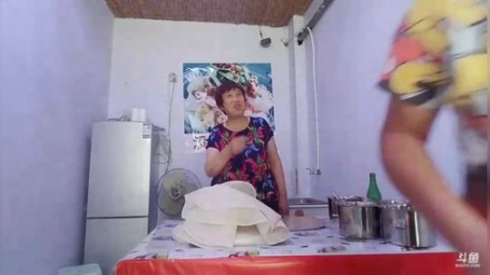 我在斗鱼看主播小黑亮亮直播美食
