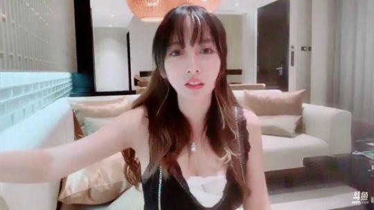 偷到尛星星了吗发布了一个斗鱼视频2019-07-04