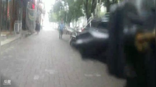我在斗鱼看主播小黑亮亮直播美食