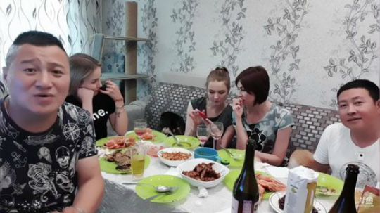 走进直播间美女芷若家庭 ，第一季。 2019-07-05 20点场