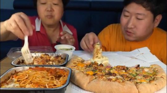 韩国吃货兴森和妈妈一起吃披萨、芝士意大利面、焗土豆