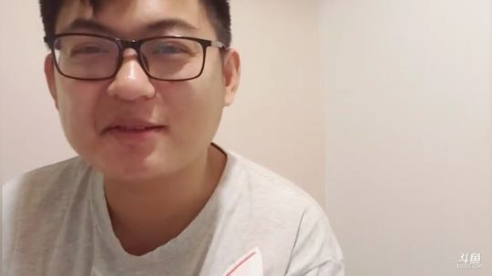 我在斗鱼看火力堂主直播户外