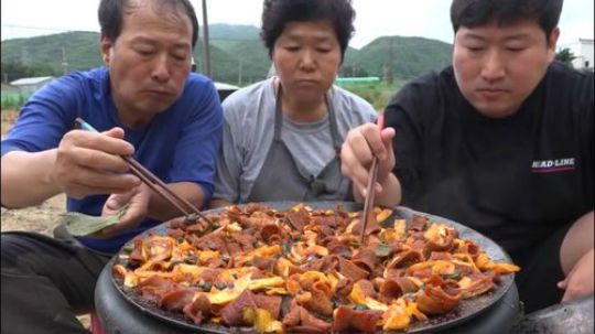 韩国兴森一家三口，妈妈做了一锅辣炒猪肚