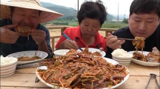 韩国兴森一家三口，吃辣脊骨炖海鲜