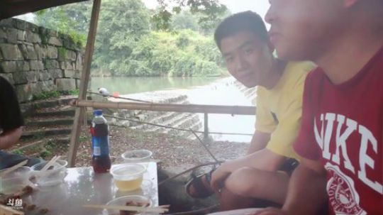 带着小朋友钓龙虾。 2019-07-08 14点场