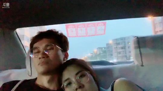 生病了，和巧巧出来走走。 2019-07-08 19点场