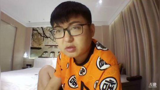 我在斗鱼看火力堂主直播户外