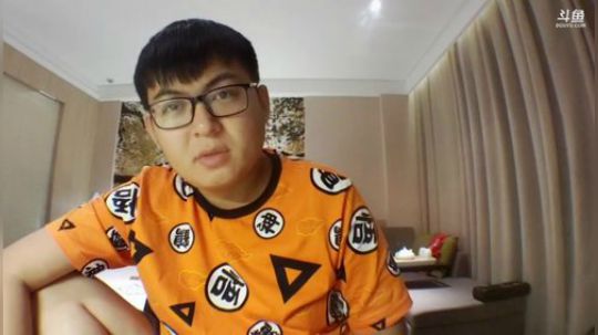 我在斗鱼看火力堂主直播户外