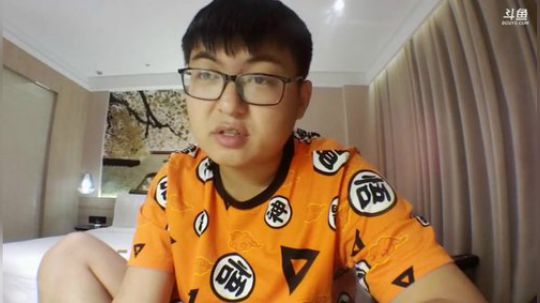 我在斗鱼看火力堂主直播户外