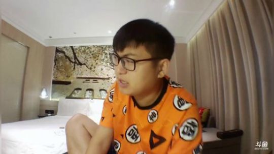 我在斗鱼看火力堂主直播户外