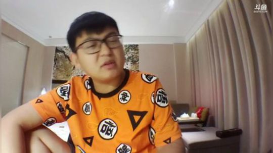 我在斗鱼看火力堂主直播户外