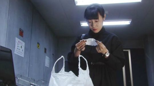 女子特别爱翻垃圾桶，有天她翻到一张纸条，看清内容后被吓到了