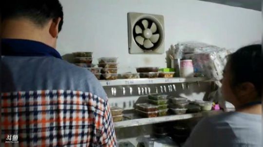 我在斗鱼看百变姑姑肖淑洁直播户外