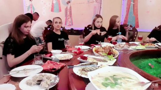 大家下午好，美女家里做客。 2019-07-11 21点场