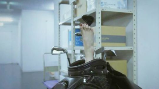 男子收到妻子的包裹，打开一看，里面的东西令人害怕