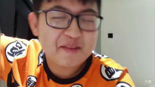 我在斗鱼看火力堂主直播户外