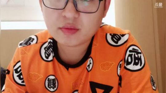 我在斗鱼看火力堂主直播户外