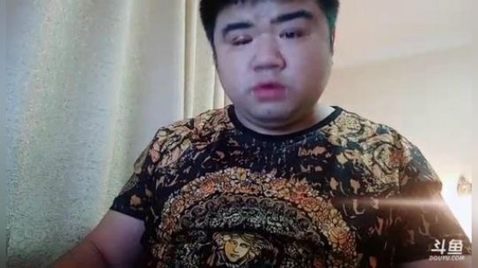 我在斗鱼看做个疯子直播户外
