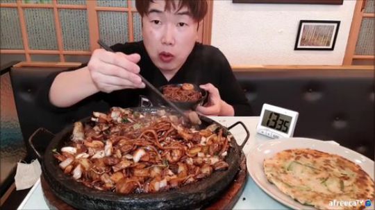 【韩国吃播宵夜哥】吃超大份的洋葱炸酱面+大煎饼