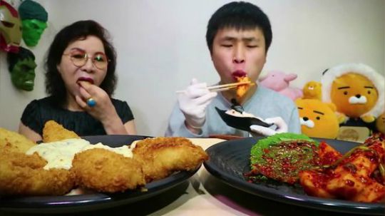 【韩国吃播花猪小哥】妈妈一起出镜吃奶酪芝士饼+泡菜