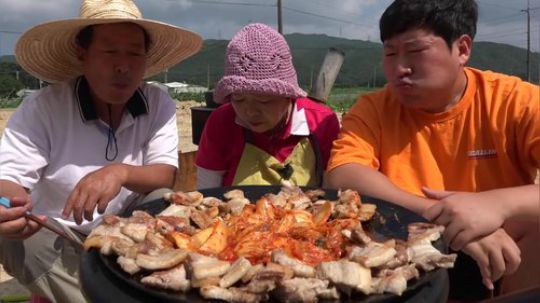 闷头就是造的一家人 - 自家的莴苣生菜搭配泡菜烤五花肉
