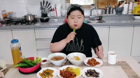 【韩国吃播】胖妞吃米饭+冷面+泡菜+青椒