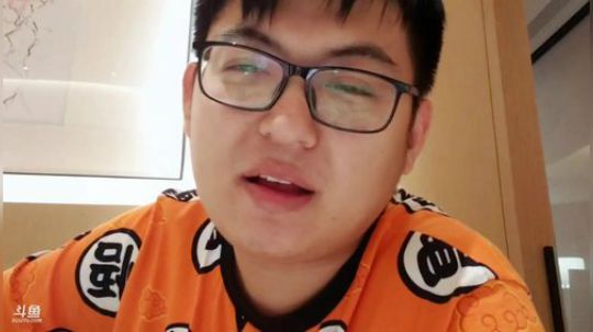 我在斗鱼看火力堂主直播户外