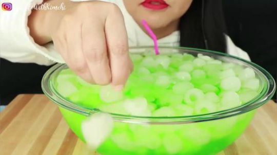 【大口吃播】KIMICHI小姐姐夏日吃冰一大盘的软冰
