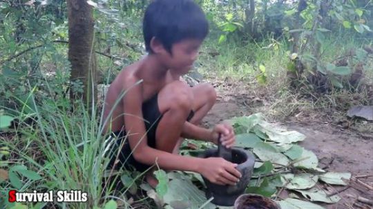 【荒野熊孩】这鸡腿烤得竟然比果冻还嫩！味道棒极