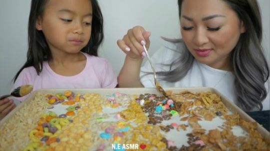 【N.E Let's Eat】母女吃各式小饼干点心牛奶捞~