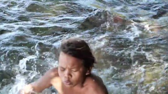 【荒野熊孩】在海边捡到超美味的大海胆超开心的！