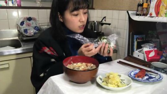 奈奈子的金时人参叶饭团